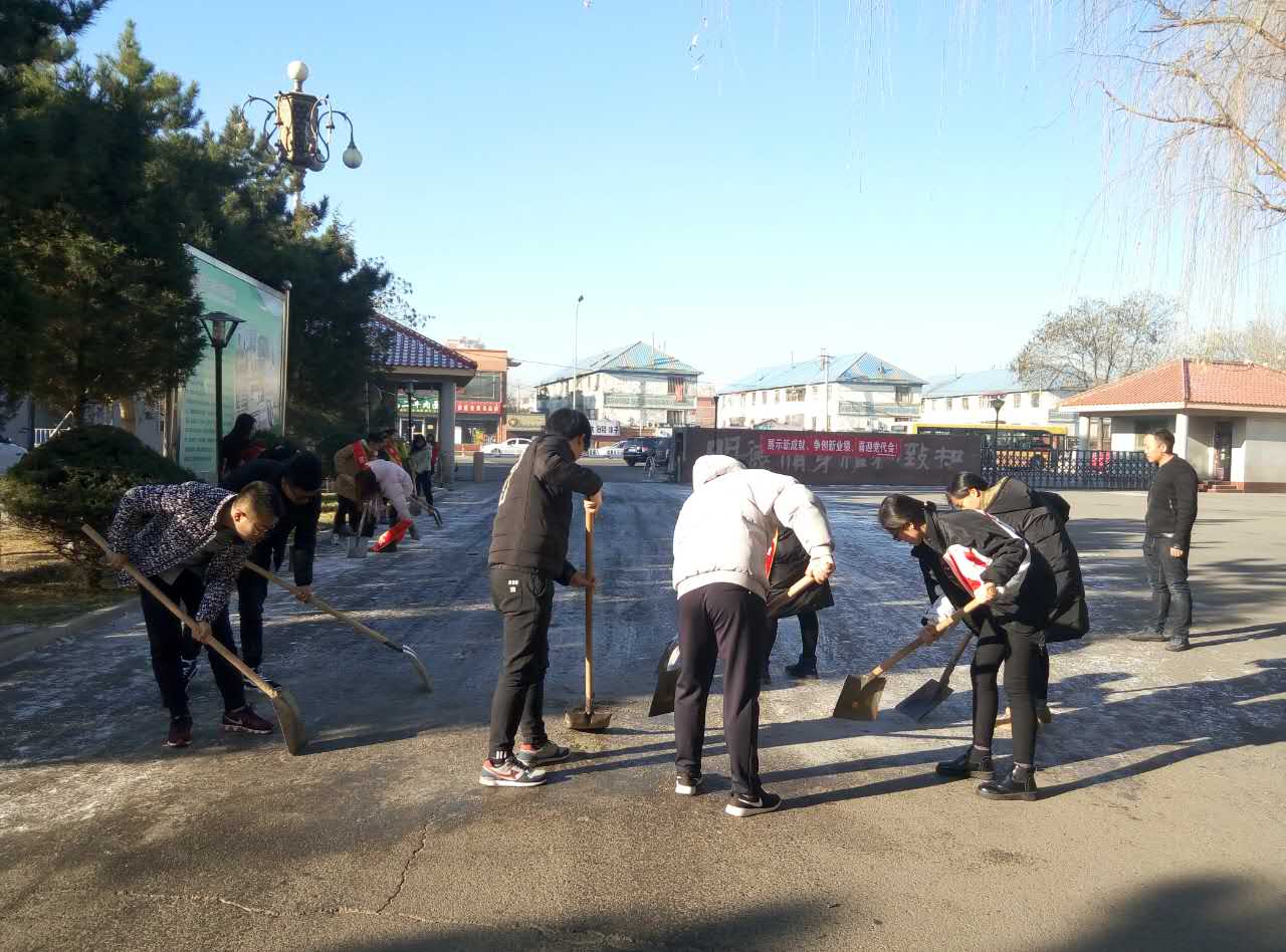 志愿者清扫校园道路积雪.jpg