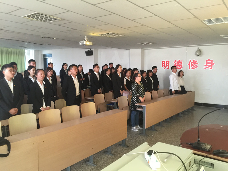 学员们激昂齐唱《光荣啊！中国共青团》.JPG