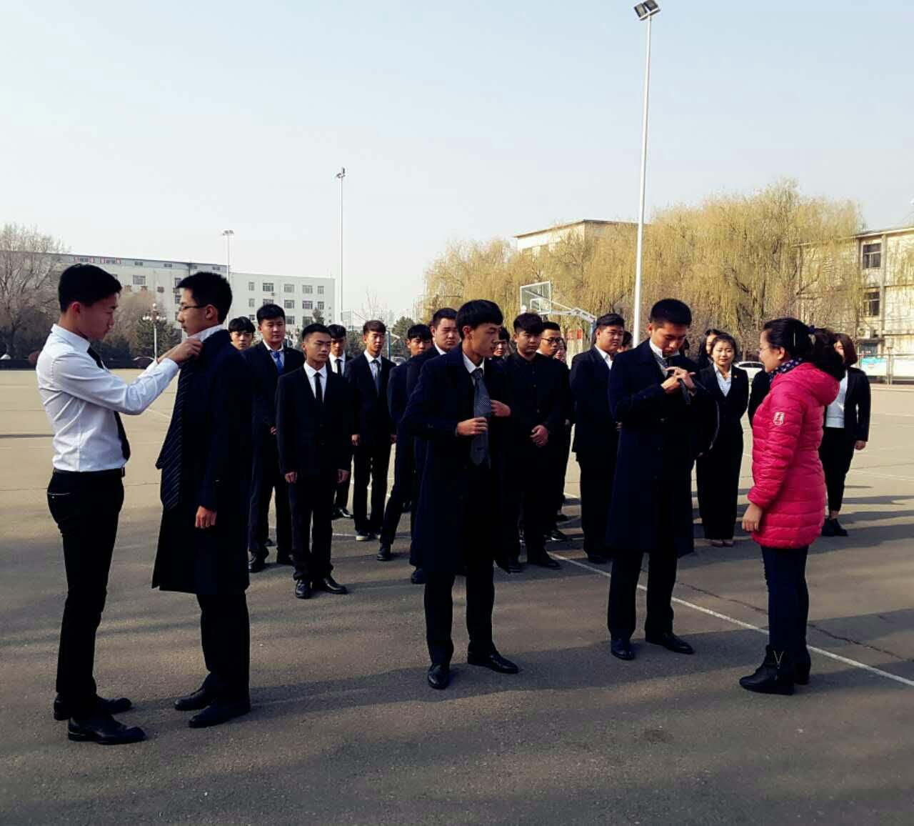 学生会文艺部部长郭峣同学教授男同学领带的系法.jpg