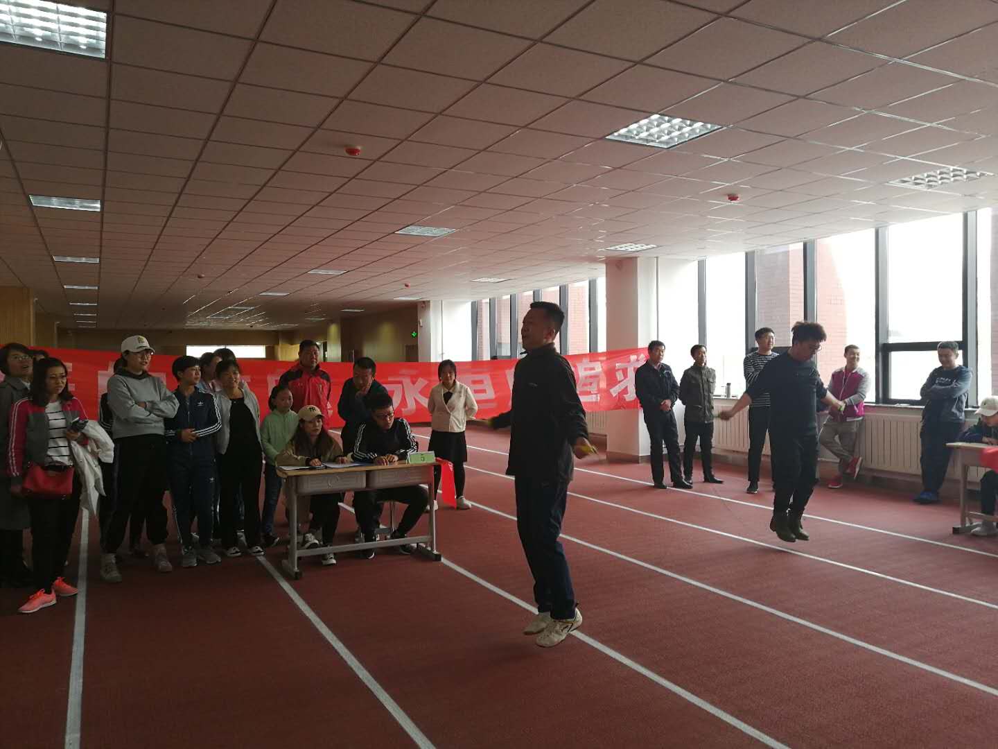 3 教职工跳绳比赛.jpg