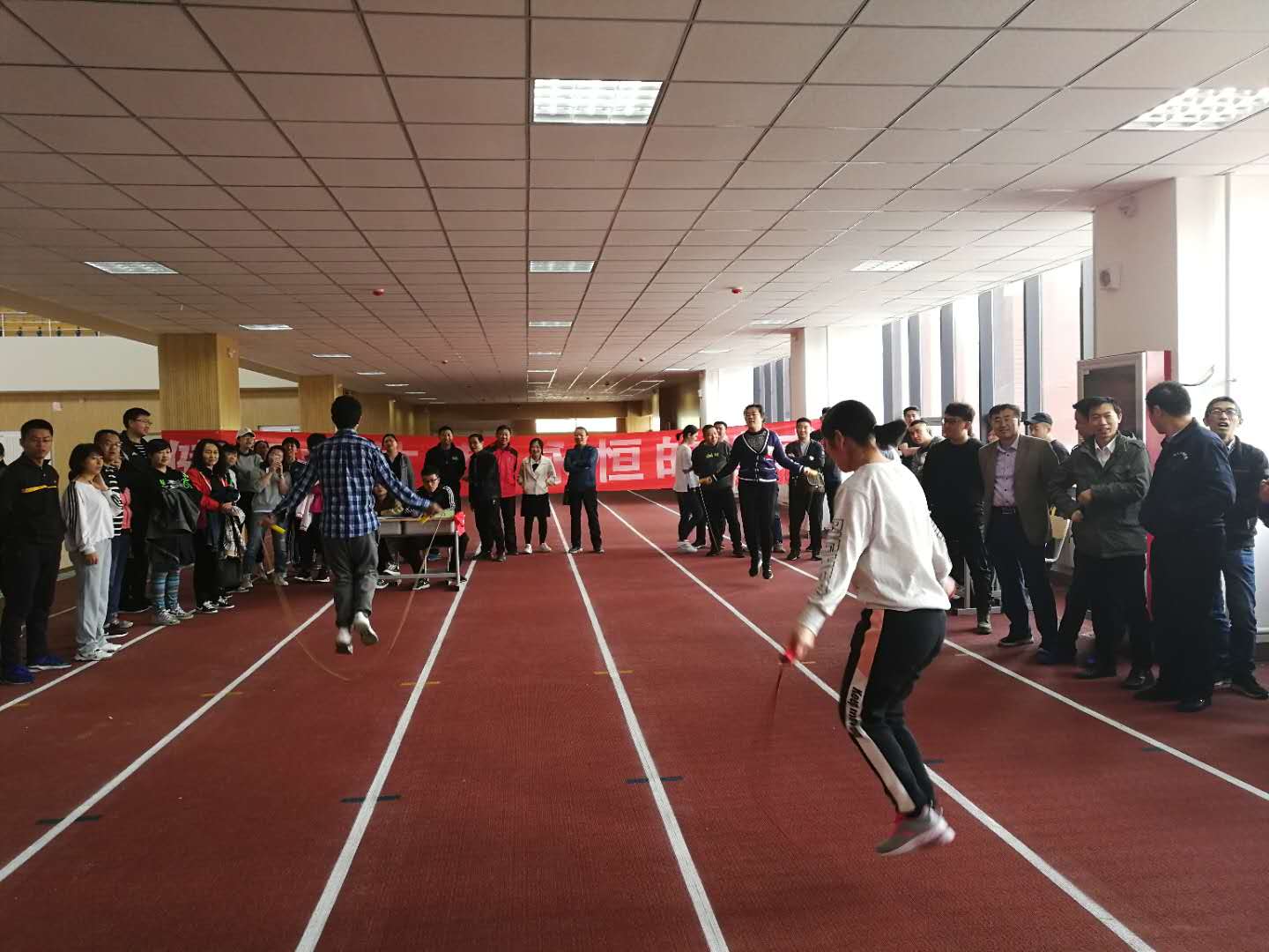 2 教职工跳绳比赛.jpg
