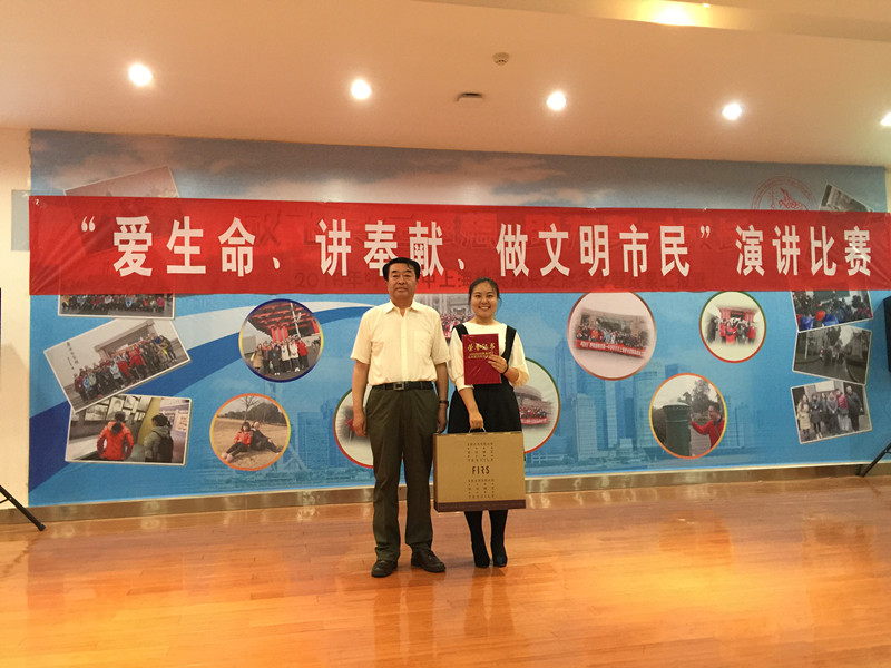 美术与传媒学院2014级新闻采编与制作专业的张昕同学获得演讲比赛一等奖.JPG