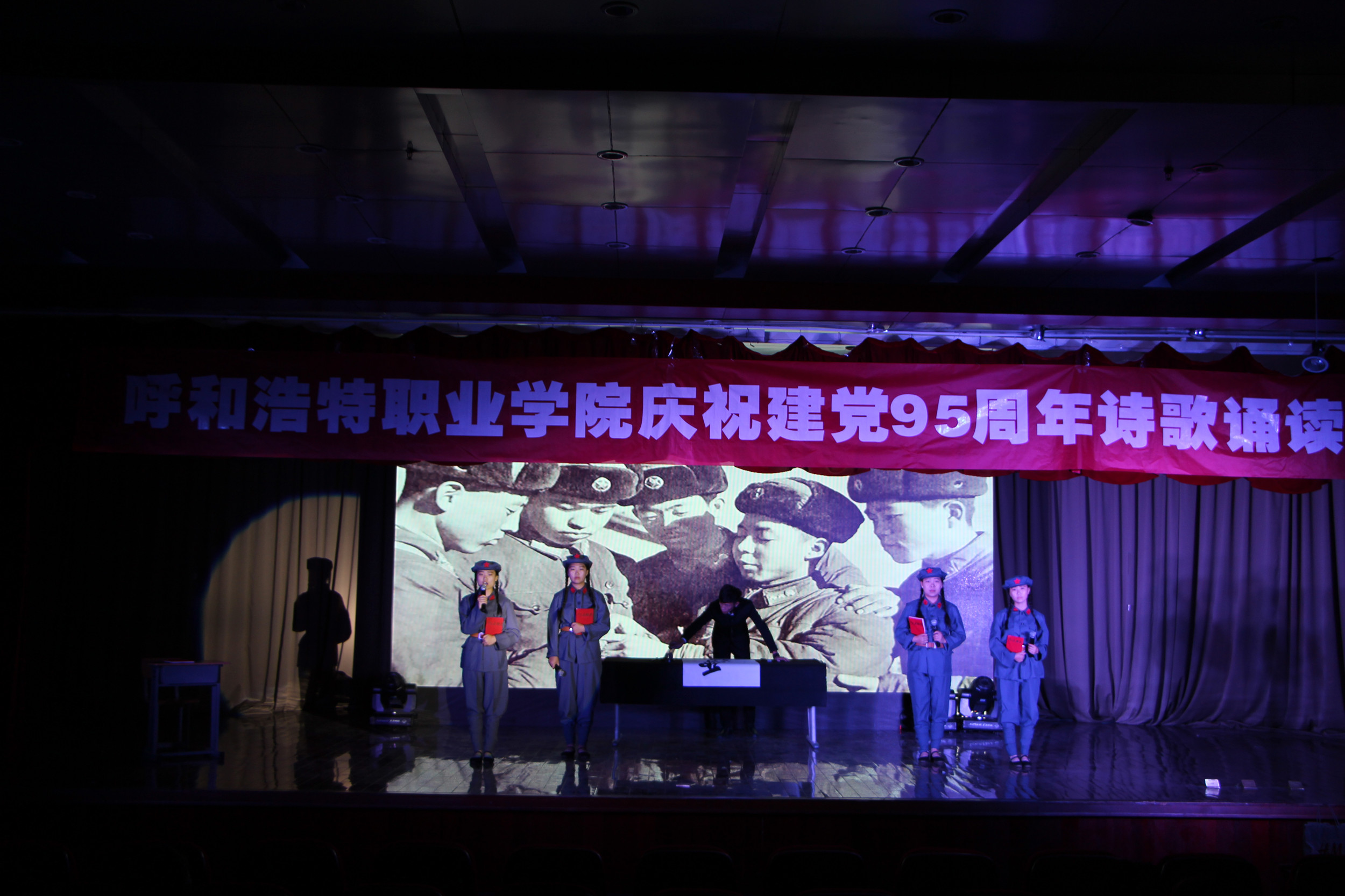 建筑工程学院的同学朗诵《雷锋之歌》.jpg