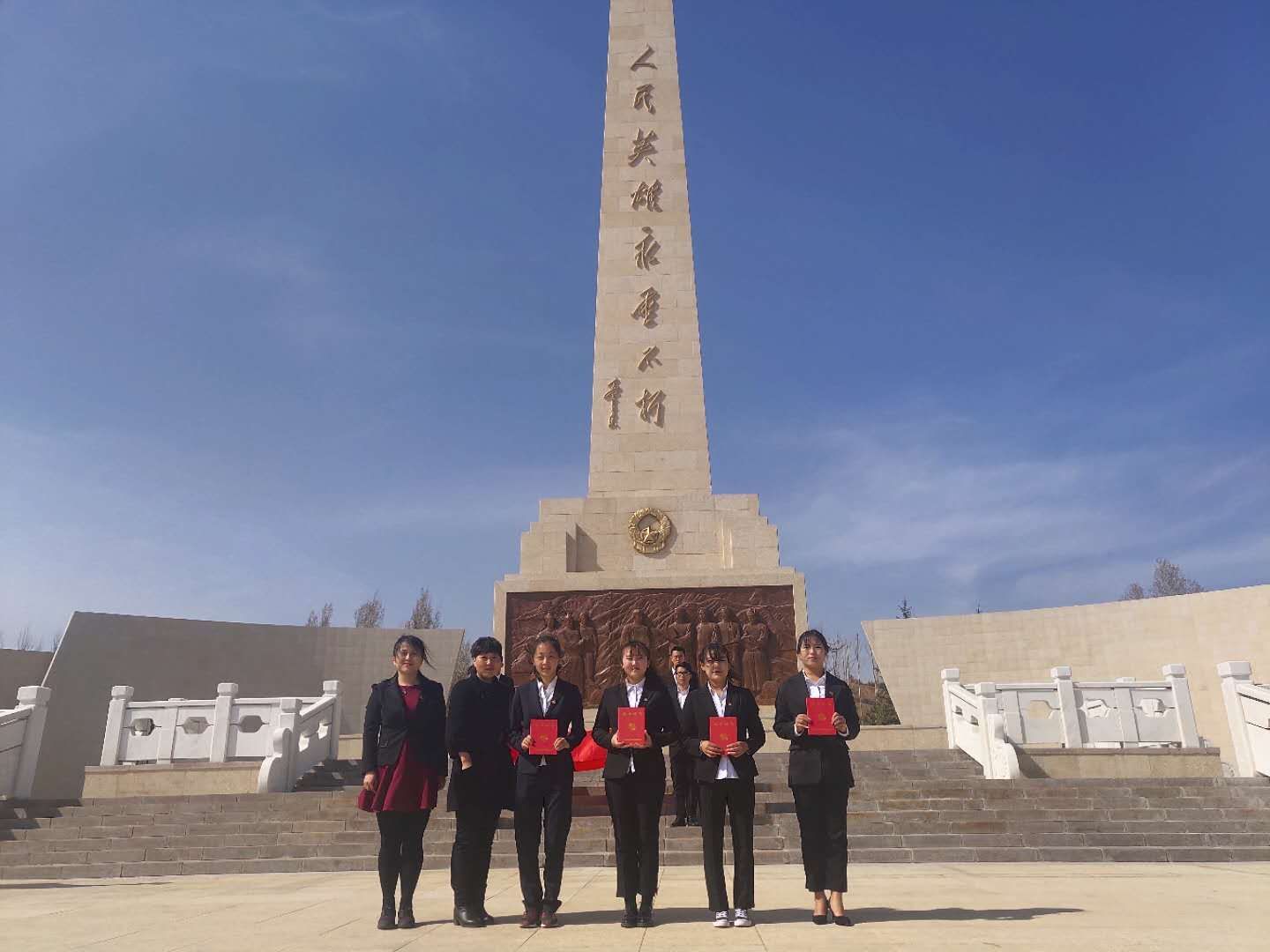 团委老师为“青马班”学员颁发结业证书.jpg