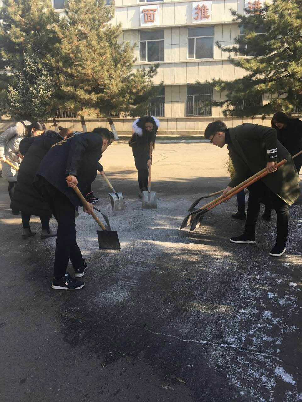 外国语学院的志愿者清扫校园道路积雪.jpg