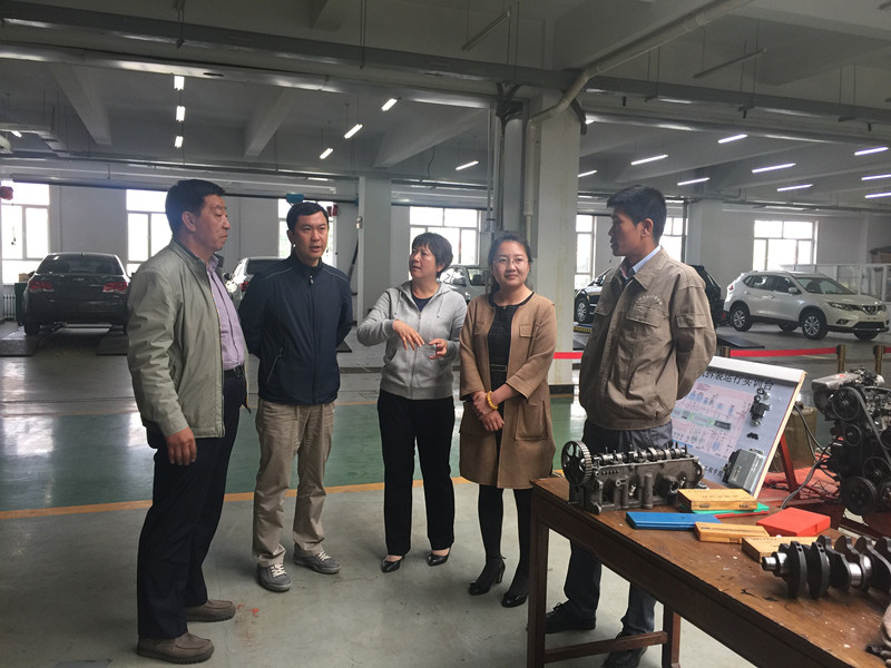 团市委调研组一行参观呼和浩特职业学院机电工程学院汽车修理实训车间.jpg