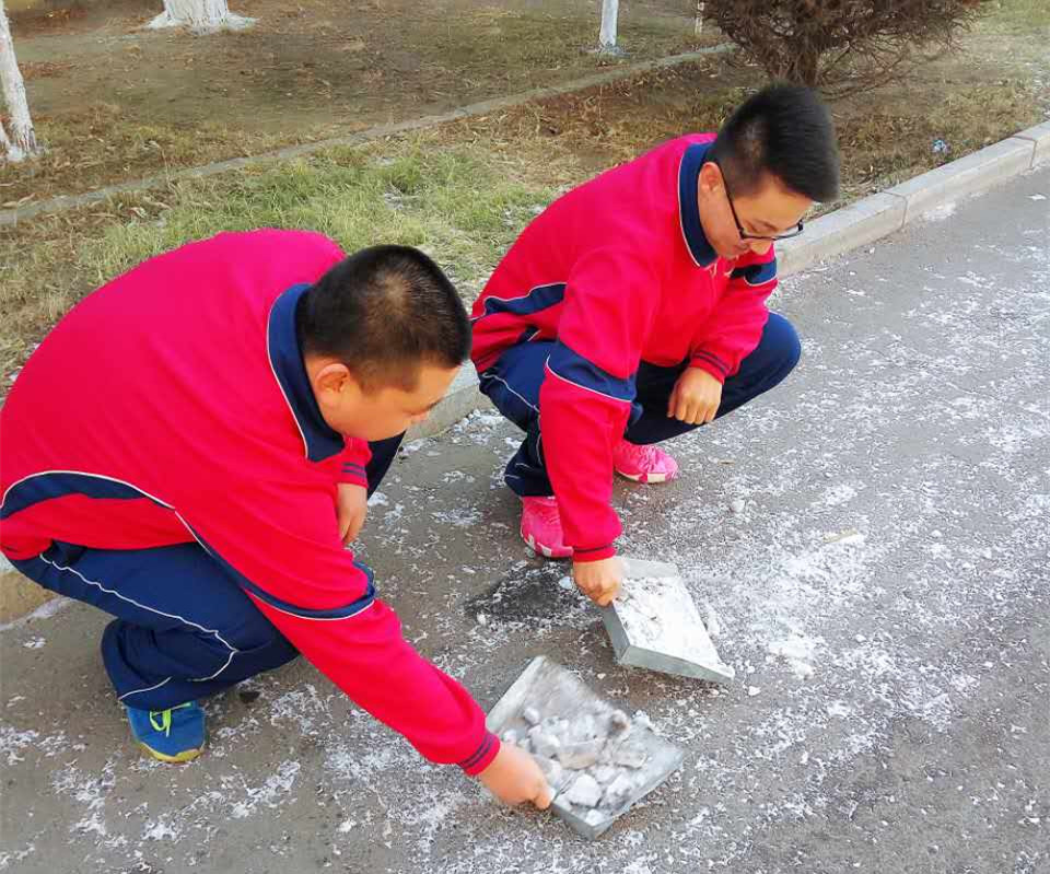 继续教育学院的同学清扫积雪.jpg