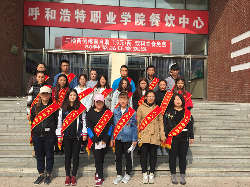 人文与旅游学院志愿者文明值岗.jpg