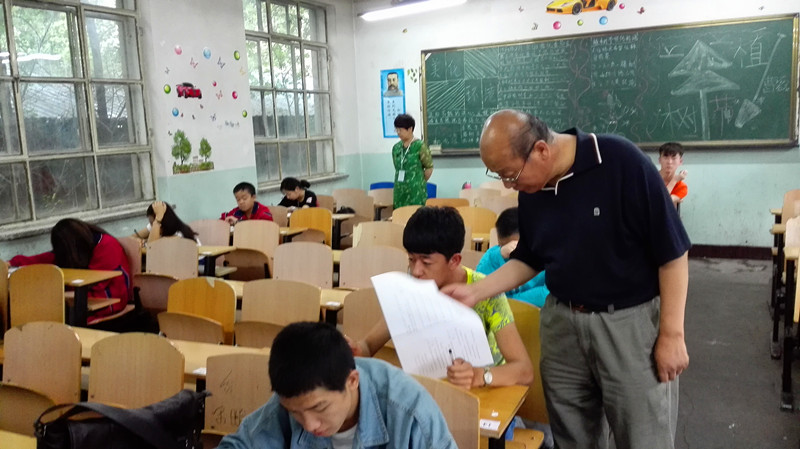 附属中专考试巡查组深入考场检查期末考试工作 (1).jpg
