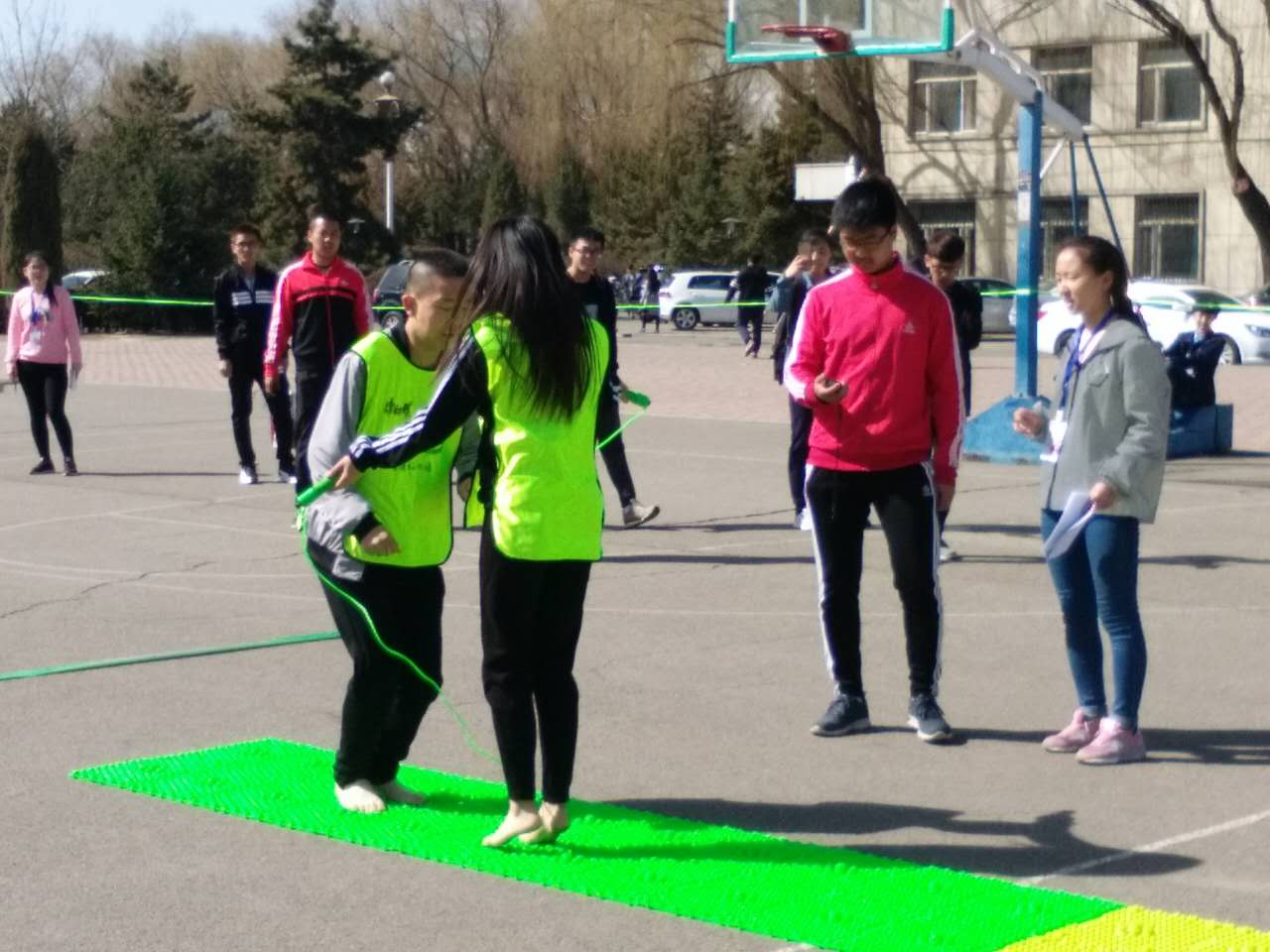 “向快乐出发——奔跑吧，呼职！”第三季活动之趣味运动会比赛项目：“指压板的乐趣”.jpg