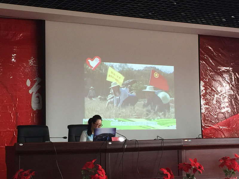 呼职院第六期“青马班”学员在“道德讲堂”上观看短篇《如何开展志愿服务》.JPG