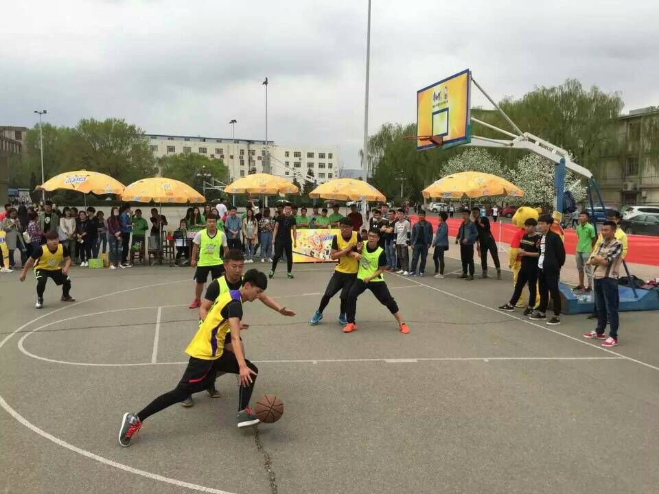 呼和浩特职业学院第三届3V3校园篮球赛决赛现场.jpg