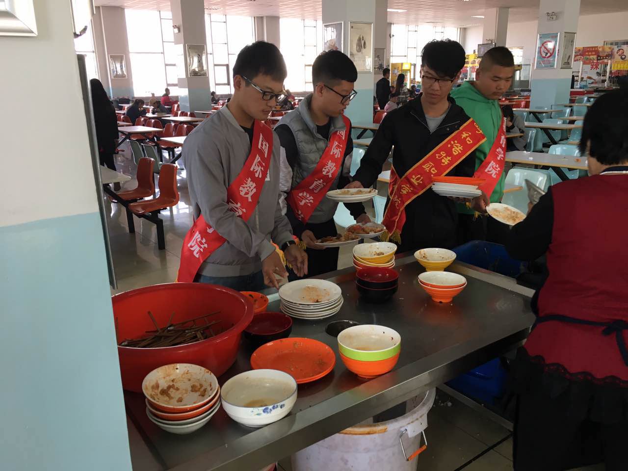 国际教育学院志愿者文明值岗.jpg