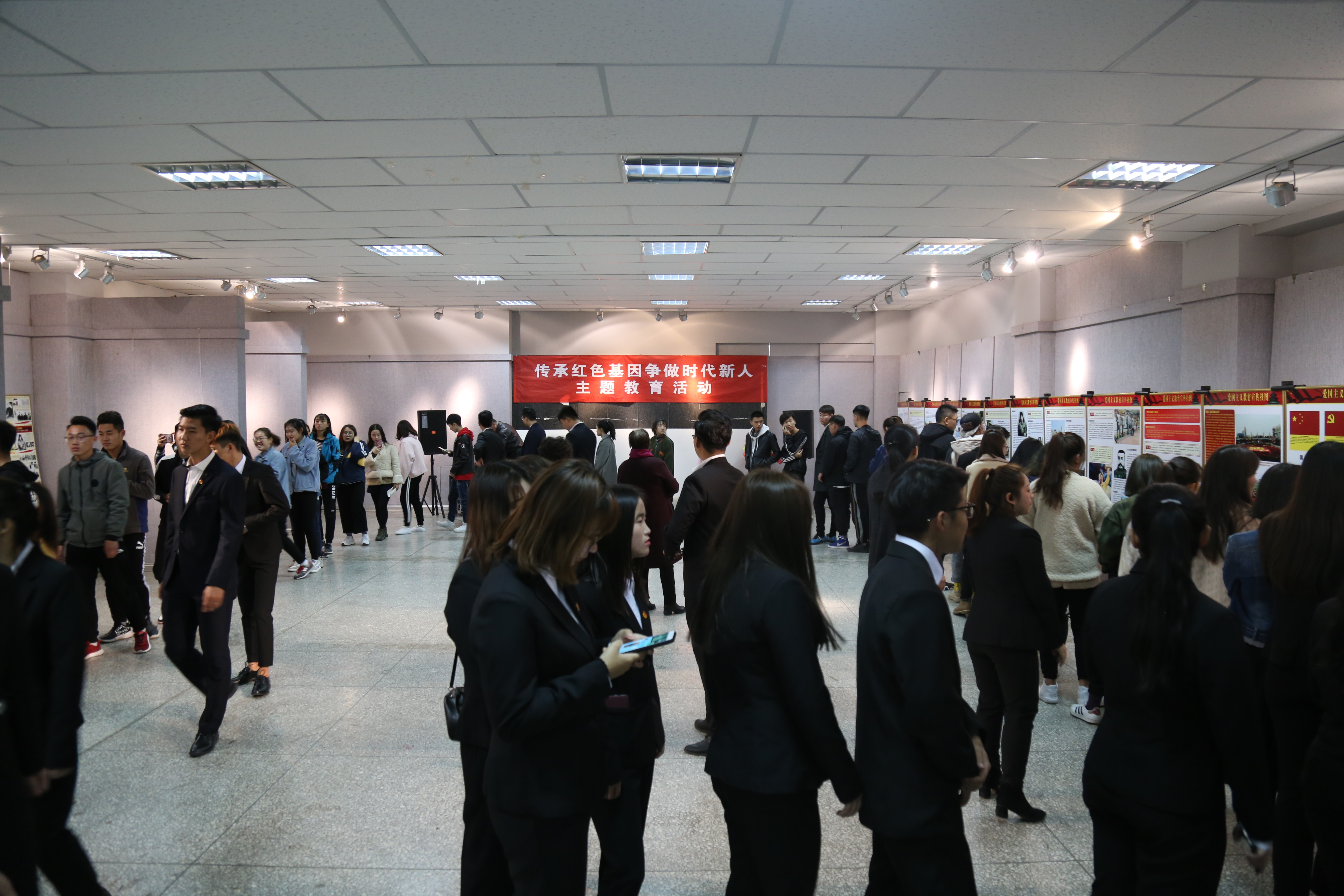“传承红色基因 争做时代新人”主题教育活动观展现场.jpg