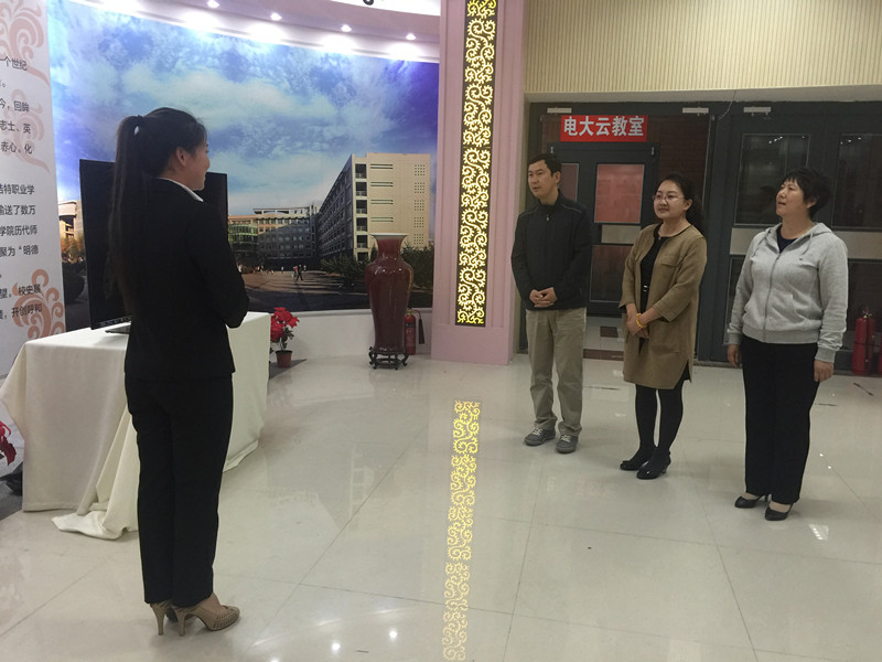 团市委书记成红亮参观呼和浩特职业学院校史展.jpg