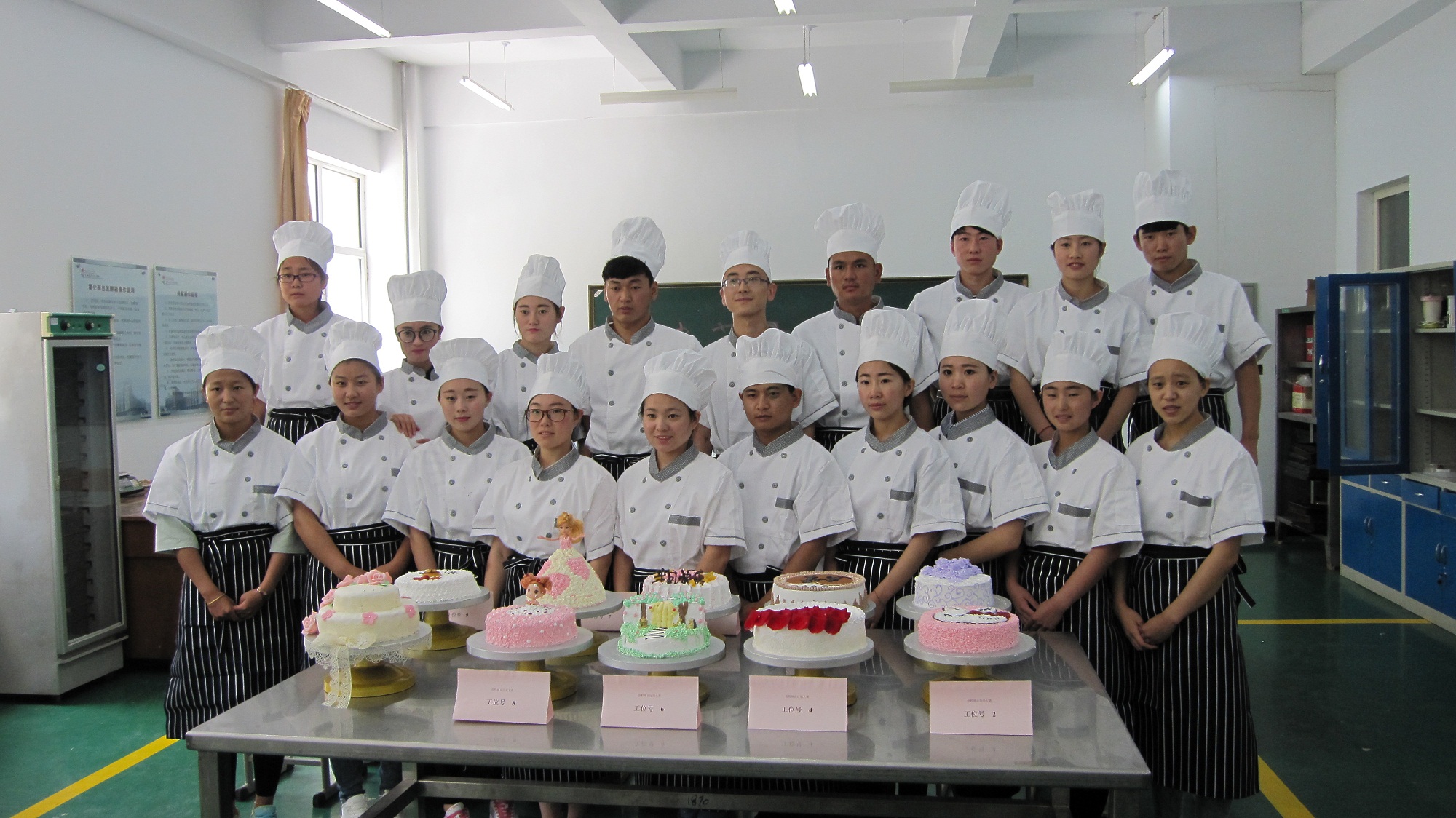 生物化学工程学院成功举办呼和浩特职业学院第五届学生实践技能（生化类）大赛 (2).jpg