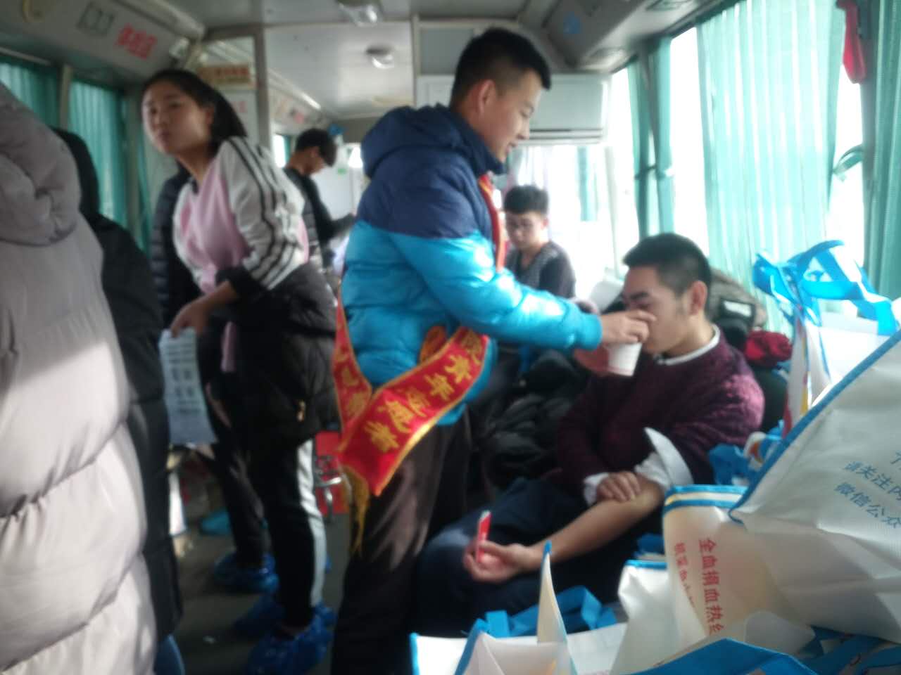 院青年志愿者服务总队的队员为献血同学提供热情服务.jpg