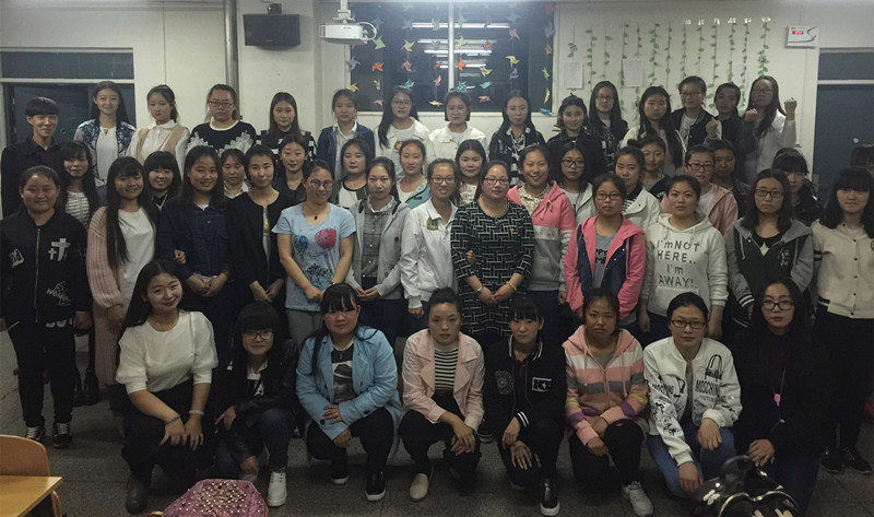 呼和浩特职业学院团委办公室主任苏宇与联系团支部全体同学合影_副本.jpg