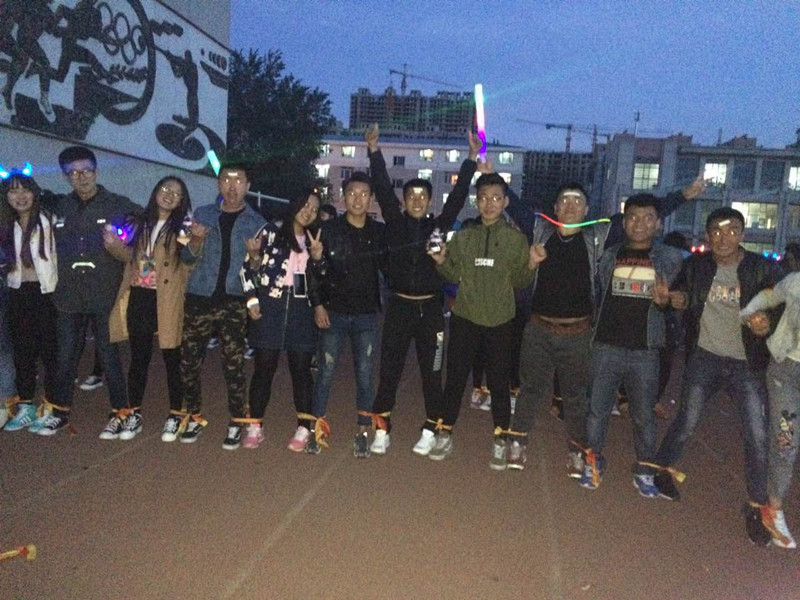 呼和浩特职业学院“微运动 微长跑”“荧光夜跑”活动游戏环节.jpg