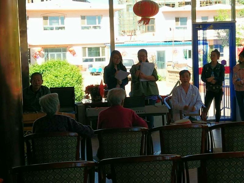 呼职志愿者为老人们朗诵诗歌.jpg