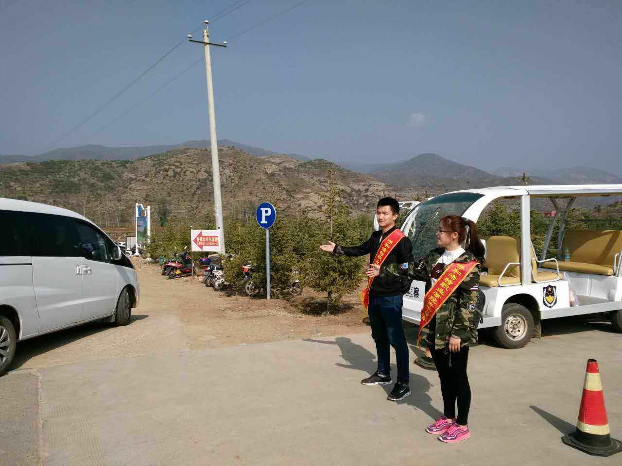 呼职院铁道学院和建筑工程学院的青年志愿者在五万亩森林公园进行文明引导.jpg