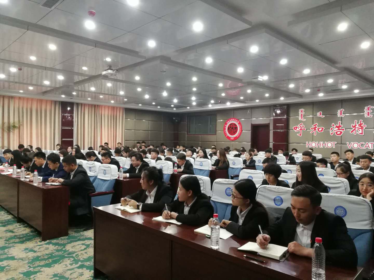 讲座现场.jpg