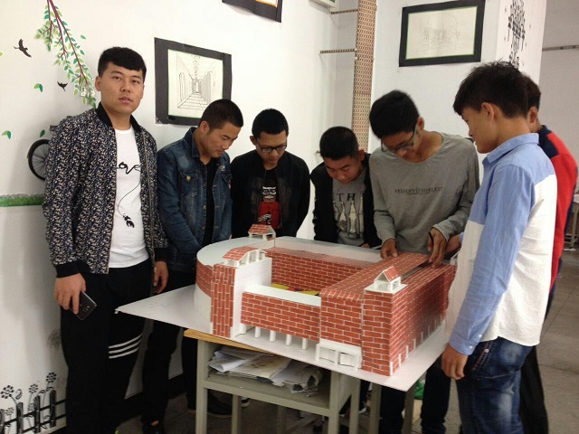 建筑工程学院建筑装饰工程技术专业实训课开展作业观摩点评会 (2).jpg