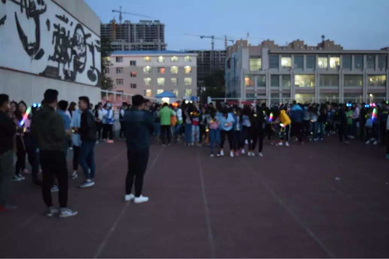 参加“荧光夜跑”活动的同学做准备.jpg