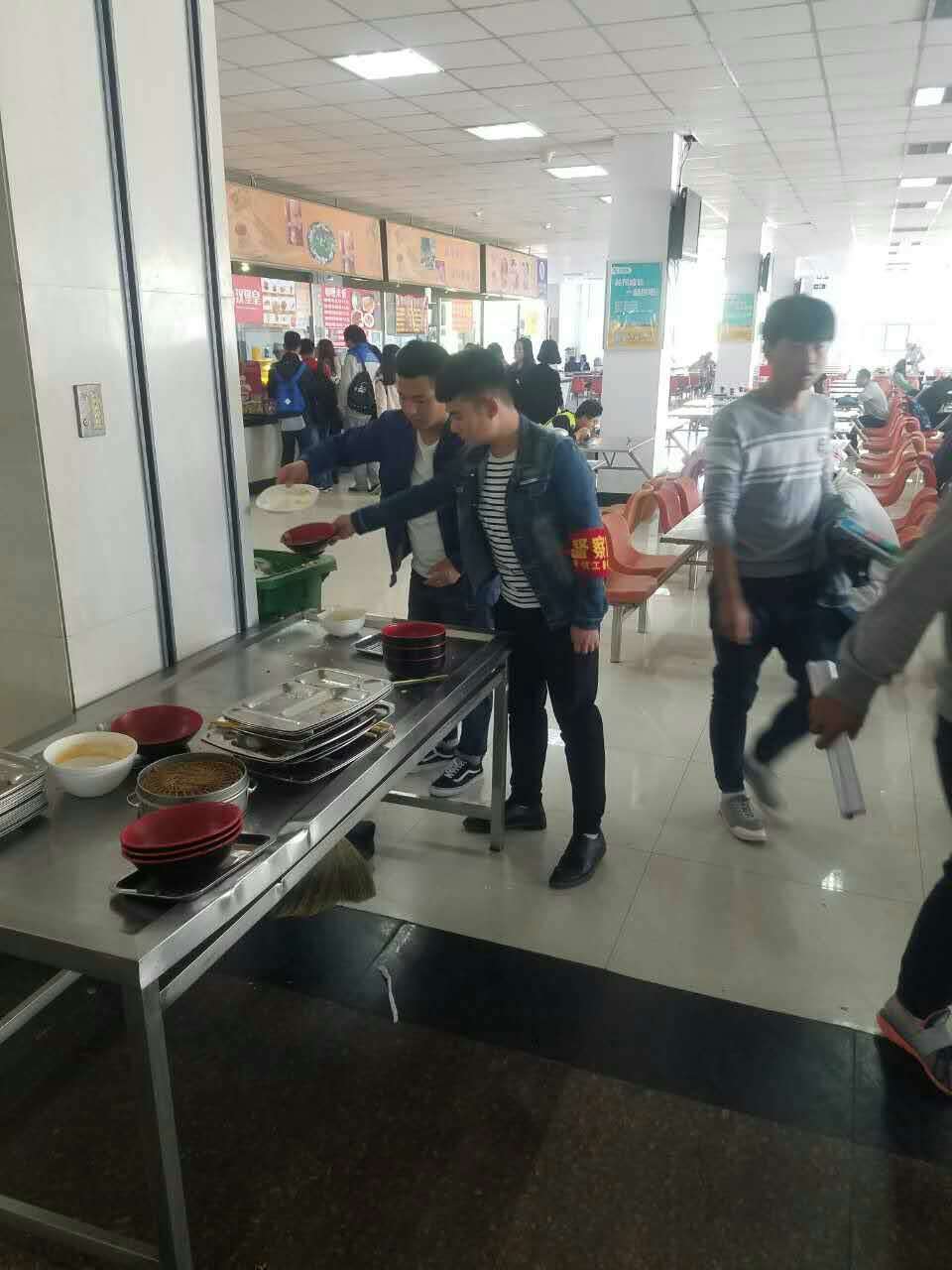 建筑工程学院志愿者文明值岗.jpg