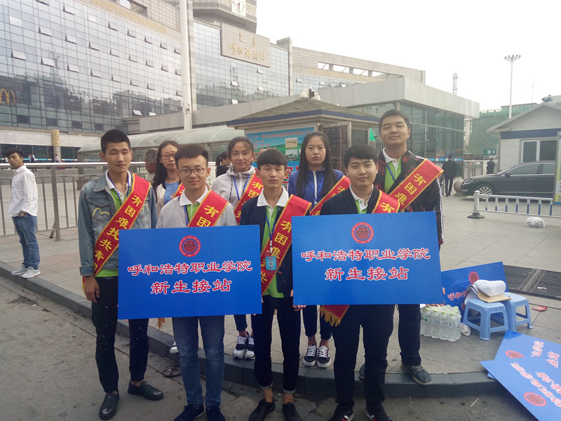志愿者在火车西站服务.JPG