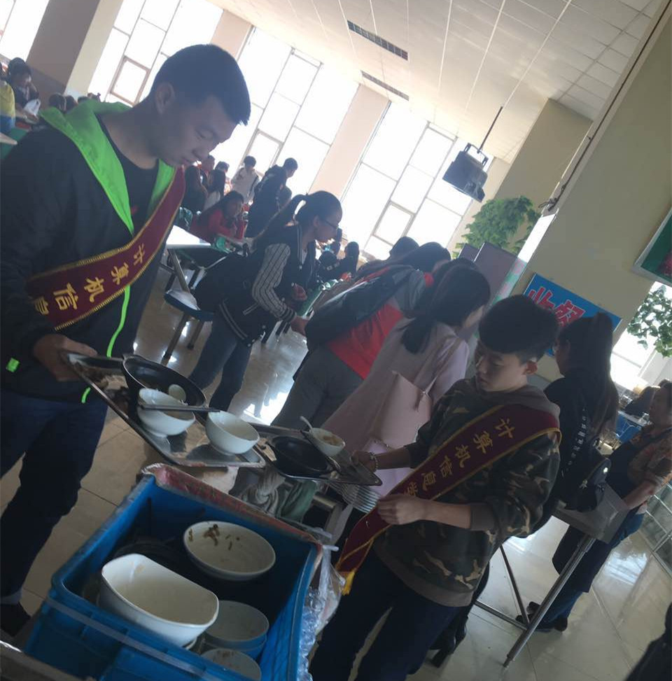 计算机信息学院志愿者文明值岗.jpg